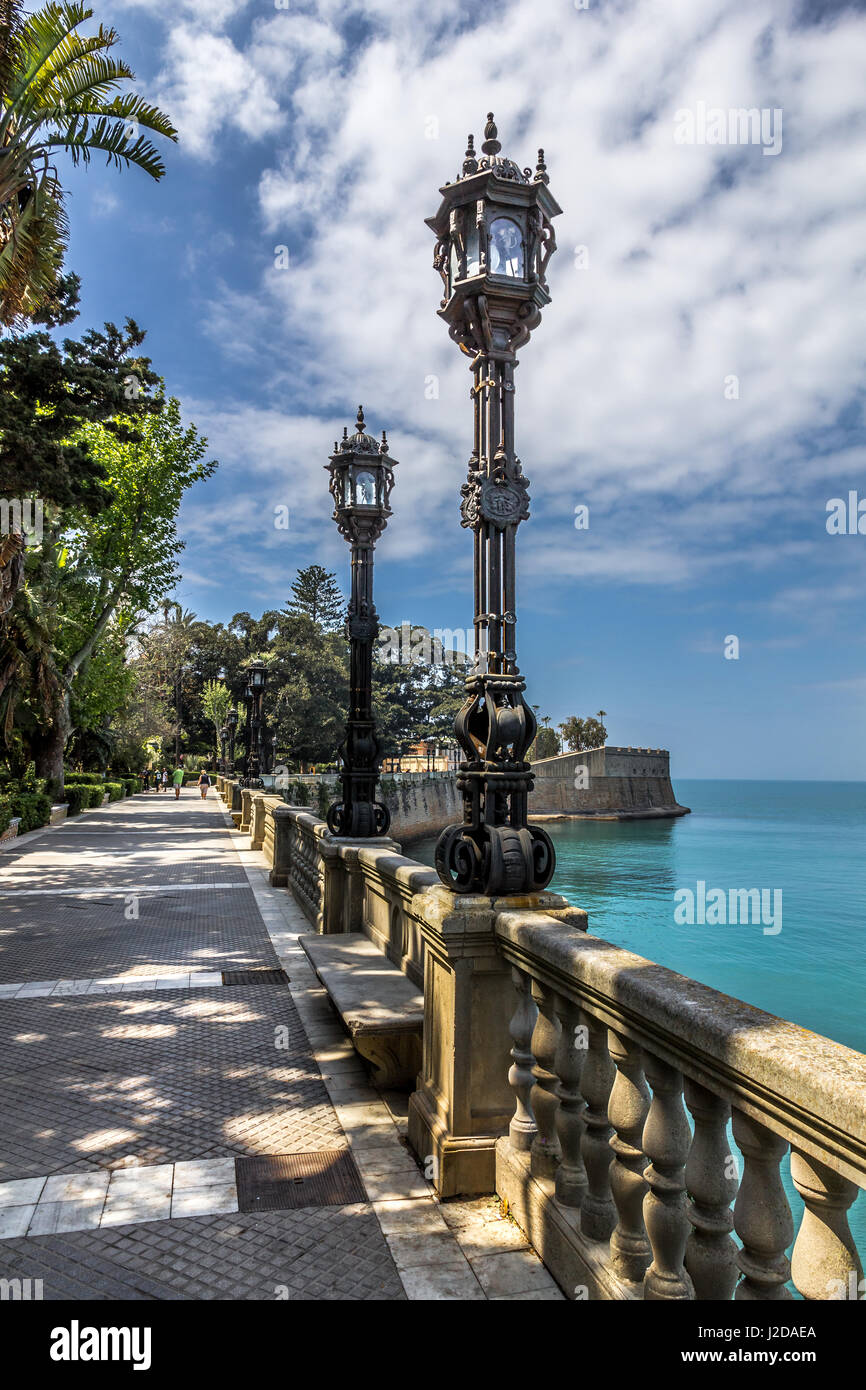 Promenade le long des murs de la ville de Cadix, dans le sud de l'Espagne Banque D'Images