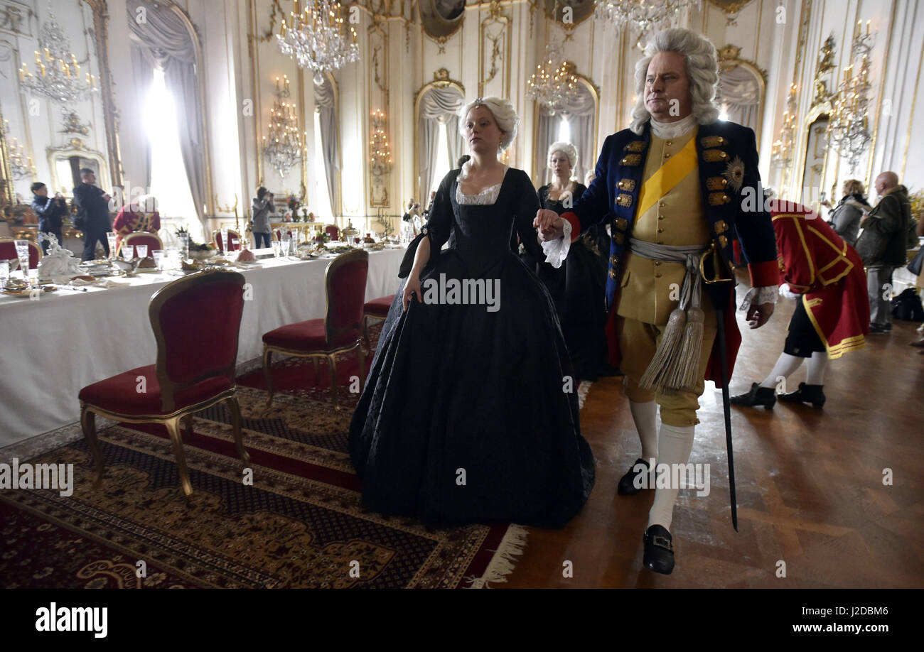 Équipe de la télévision tchèque tourné la scène de la mini-série historique Marie-thérèse au château de Kromeriz, République tchèque, le 27 avril 2017. Photo de gauche l'actrice autrichienne Stockinger Strandstraße 24, dans le rôle titre. (CTK Photo/Dalibor Gluck) Banque D'Images