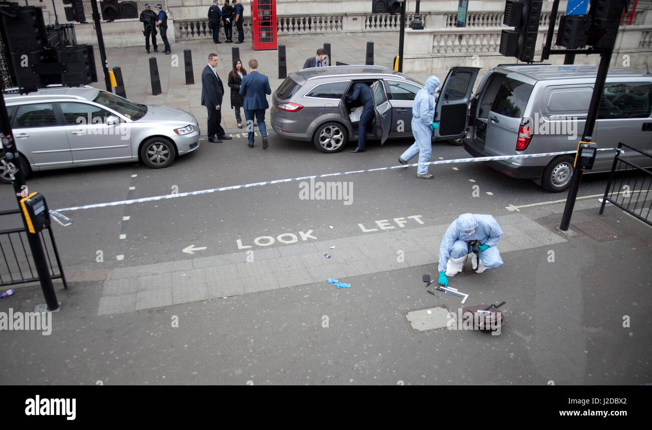 Londres, Royaume-Uni. Apr 27, 2017. La police armée incident impliquant l'arrêt et arrestation d'homme de 27 ans avec un sac contenant des couteaux, de l'équipe médico-légale sur scène. Les images prises à partir de la plate-forme supérieure du nombre 3 London bus. Banque D'Images