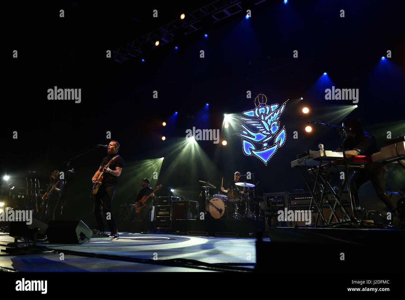 Portsmouth, Virginia, USA. Apr 26, 2017. JASON ISBELL et l'unité 400 rock la foule au Pavillon de Portsmouth à Portsmouth, en Virginie, le 26 avril 2017 © Jeff Moore 2017 Crédit : Jeff Moore/ZUMA/Alamy Fil Live News Banque D'Images