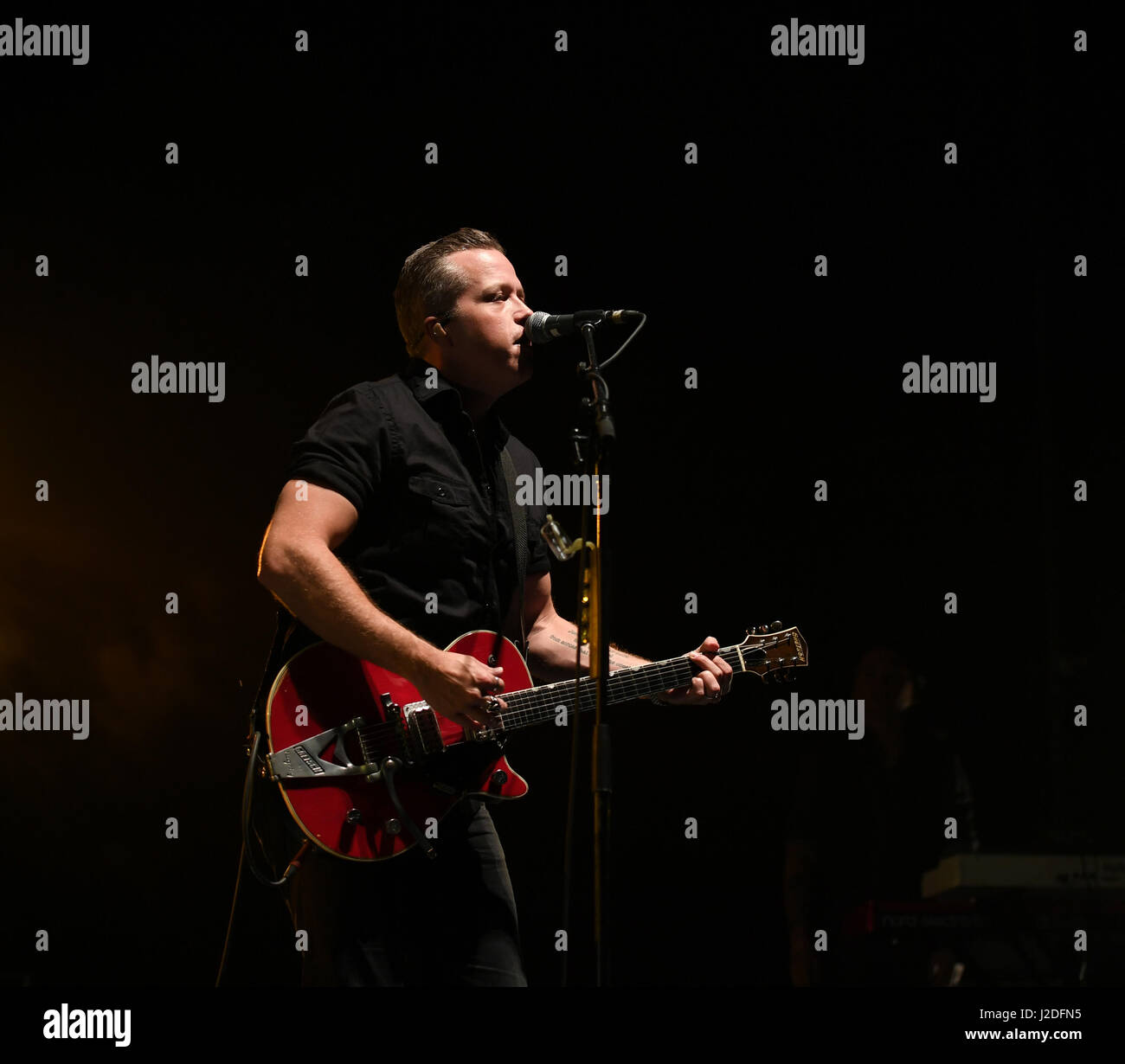 Portsmouth, Virginia, USA. Apr 25, 2017. JASON ISBELL et l'unité 400 rock la foule au Pavillon de Portsmouth à Portsmouth, en Virginie, le 26 avril 2017 © Jeff Moore 2017 Crédit : Jeff Moore/ZUMA/Alamy Fil Live News Banque D'Images