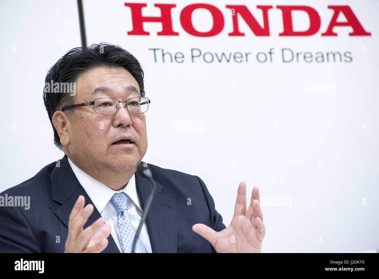 Tokyo, Tokyo, Japon. Apr 28, 2017. Seiji Kuraishi, vice-président exécutif de Honda Motor Co., rapports financiers consolidés résultat pour l'exercice financier et le quatrième trimestre de l'exercice terminé le 31 mars 2017. Honda pour la consolidation de l'exercice attribuable aux propriétaires de la société mère pour l'quatrième trimestre terminé le 31 mars 2017 totalisaient 95,9 milliards de JPY (USD 855 millions), soit une augmentation de 184,4 milliards de yens (USD 1 688 millions de dollars) à partir de la même période de l'années. Credit : ZUMA Press, Inc./Alamy Live News Banque D'Images