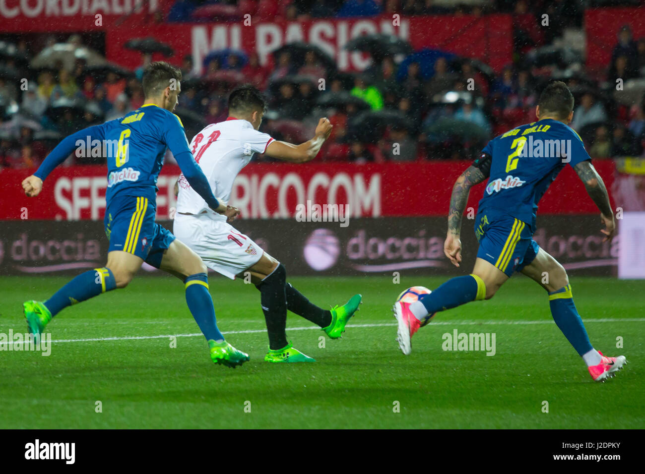 Du FC Séville en action pendant le match entre Sevilla FC vs RC Celta de Vigo, dans le cadre de la Liga à l'Estadio Ramón Sánchez Pizjuán le 27 avril 2017 à Séville (Photo par Ismael Molina/ Support Photo Express) Banque D'Images