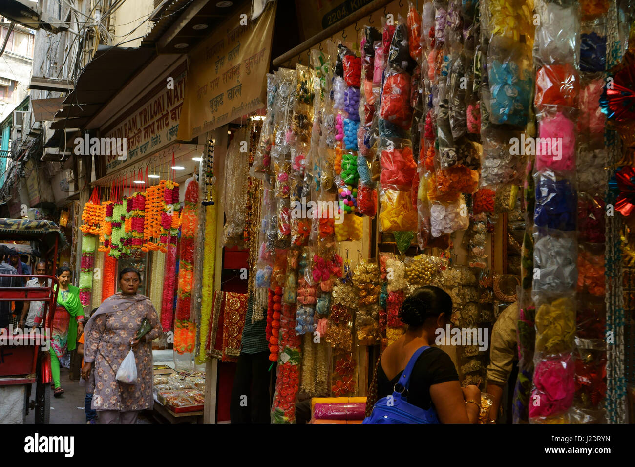Magasin dans la vieille ville de Delhi la vente de vêtements pour les mariages, de l'Inde Banque D'Images