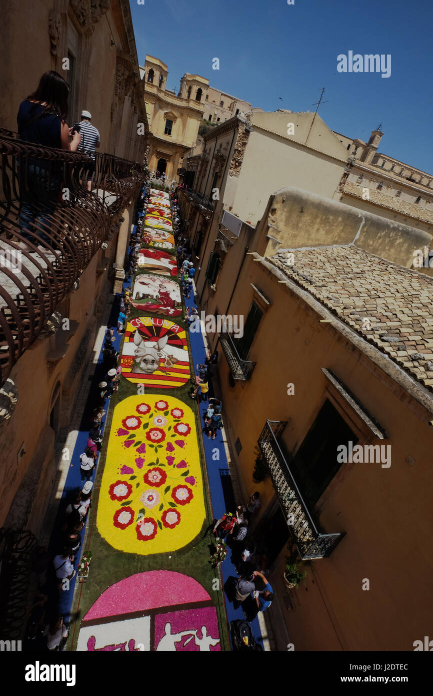 L'Infiorata fête des fleurs à Noto, via Nicolaci, Noto, Sicile, Italie Banque D'Images