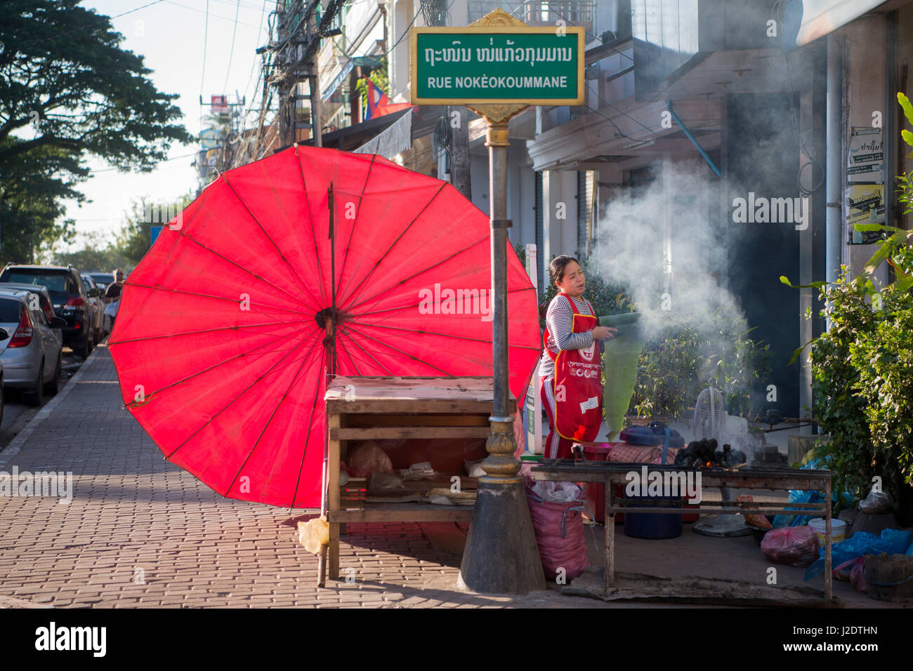 Un streetmarket à une route dans la ville de Vientiane au Laos dans l'southeastasia. Banque D'Images