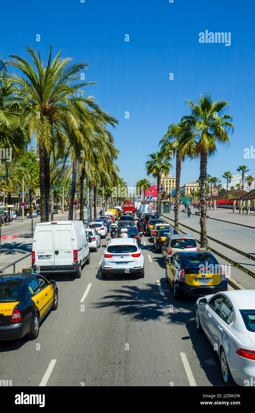 Ciel bleu et de trafic sur le Passeig de Colom à Barcelone. Banque D'Images
