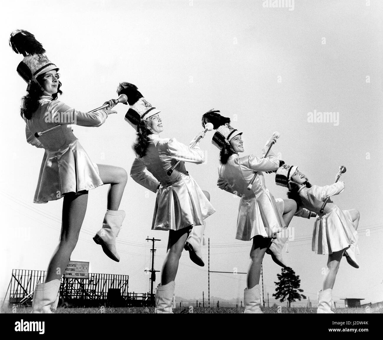 Oak Ridge High School de majorettes tambour effectuer 1947 à Oak Ridge (Tennessee). Oak Ridge a été le site de l'ingénieur Clinton travaille où le projet Manhattan pour faire une bombe atomique a été fondé pendant la DEUXIÈME GUERRE MONDIALE. Banque D'Images