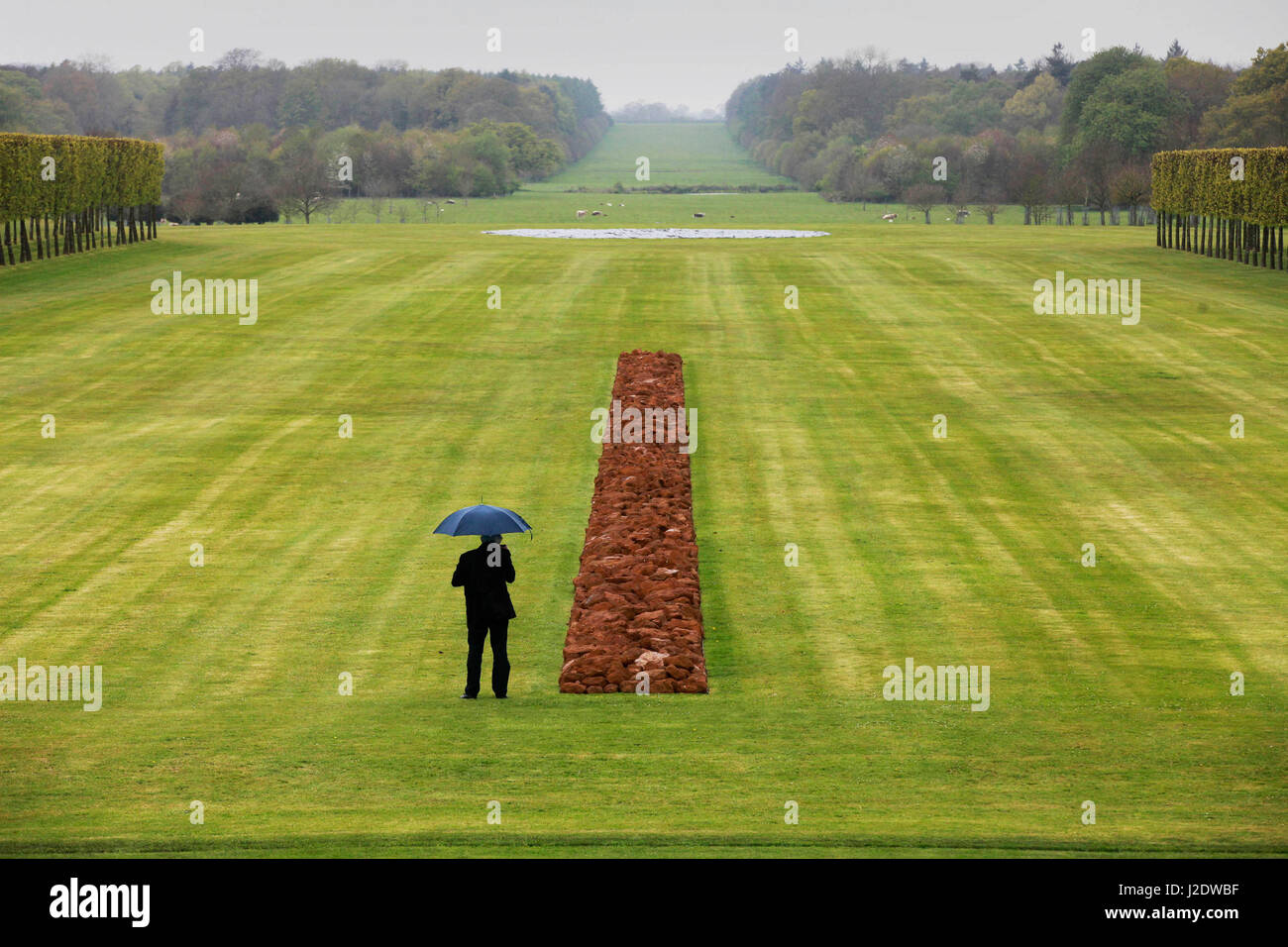 UTILISATION ÉDITORIALE LE SCULPTEUR britannique Richard long, avec sa pièce intitulée « A Line in Norfolk », dévoile sa première grande exposition en plein air au Houghton Hall de Norfolk. Banque D'Images