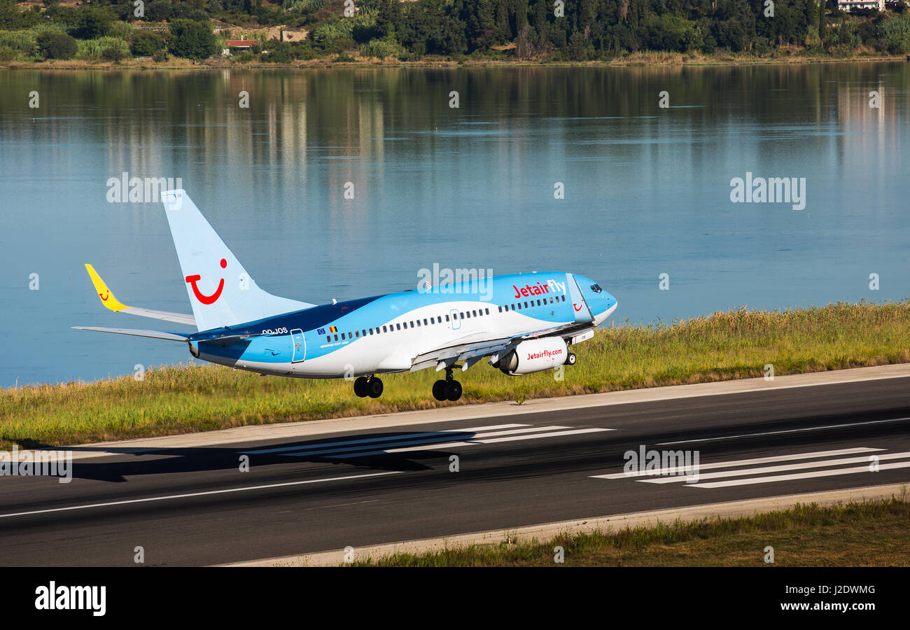 Corfou, Grèce - le 18 août 2015 : Jetairfly Boeing 737-800 l'atterrissage sur la piste de l'Aéroport International de Corfou. Jetairfly est compagnie aérienne belge. Banque D'Images
