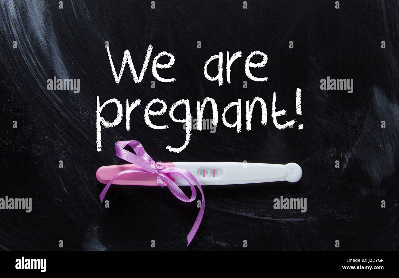 "Nous sommes des enceintes inscription sur tableau noir avec test positif pregnany Banque D'Images