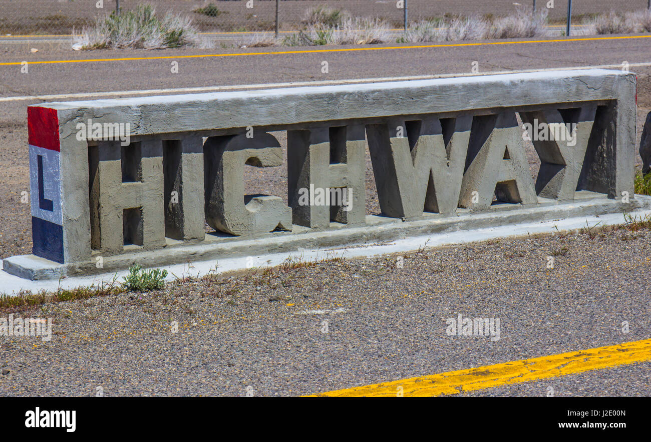 Signe concret de l'autoroute de l'orthographe sur le bas-côté de la route  Photo Stock - Alamy