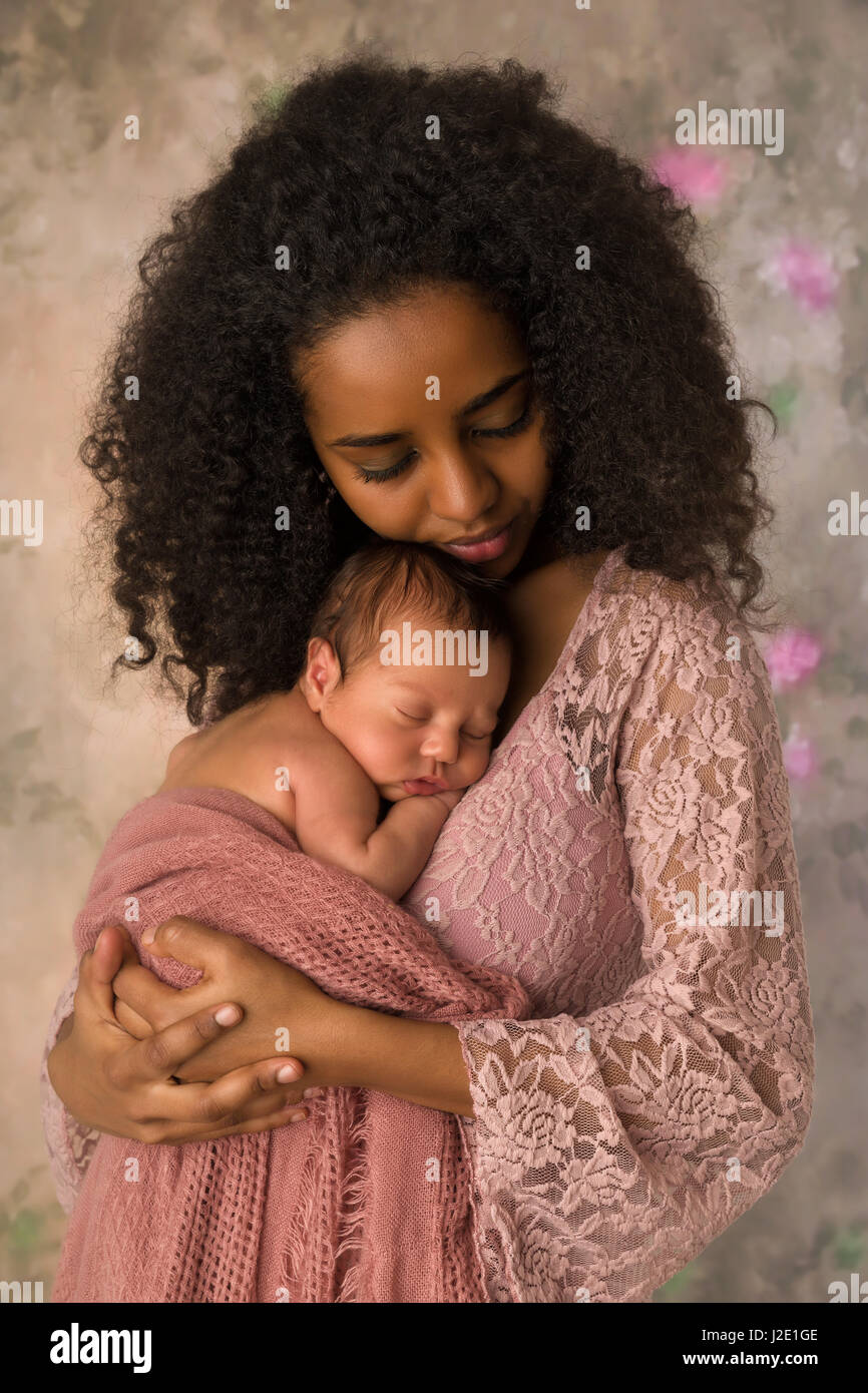 Belle Mere Africaine En Robe En Dentelle Rose Tenant Son Bebe Age De 1 Semaines Photo Stock Alamy