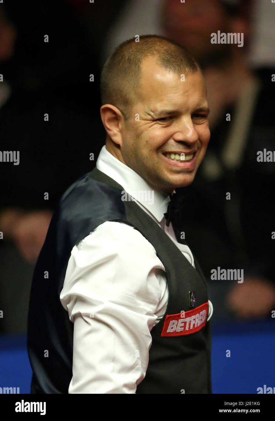 Barry Hawkins pendant son match contre John Higgins sur treize jours du championnat du monde de snooker Betfred à The Crucible Theatre, Sheffield. Banque D'Images