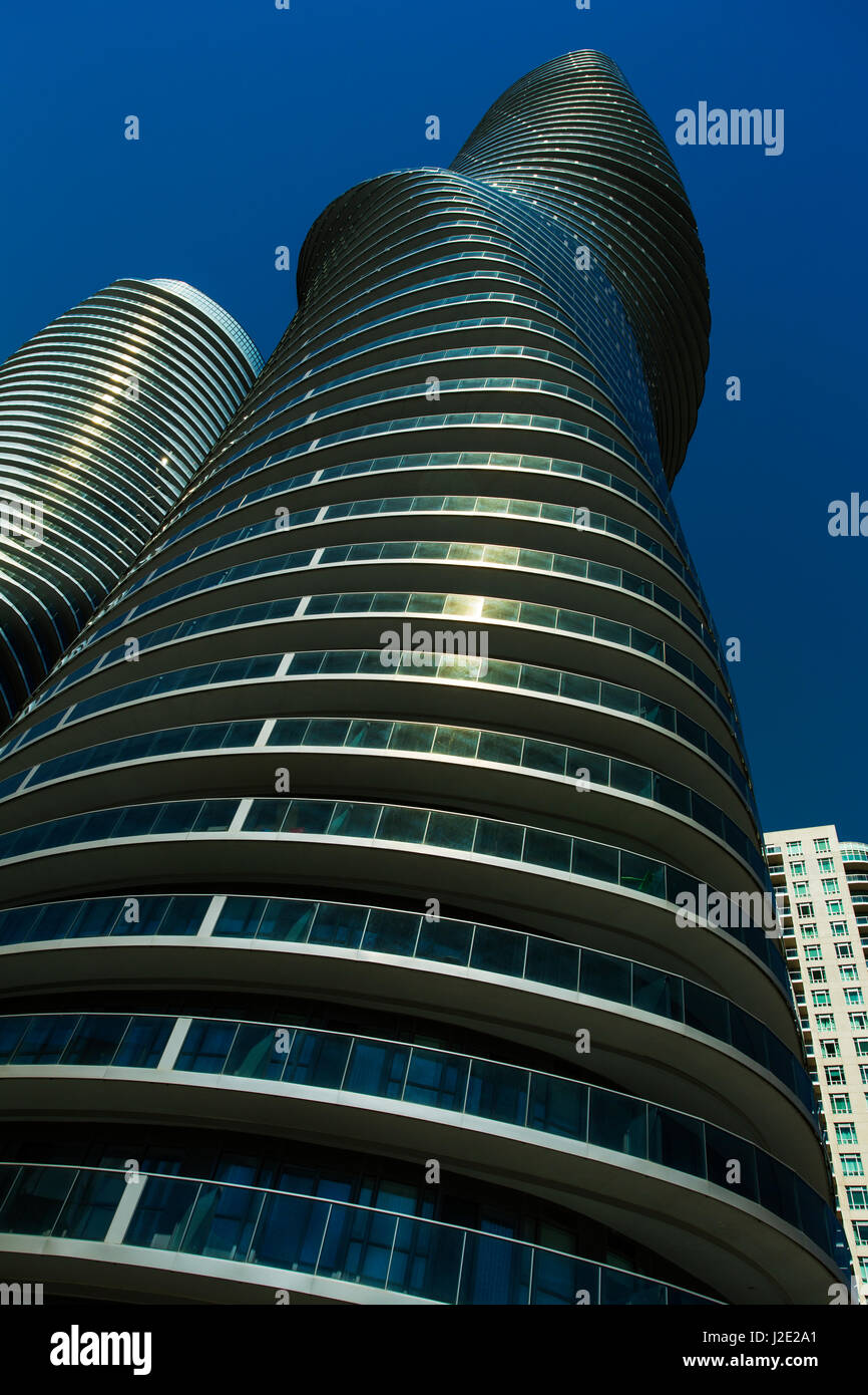 Condominium absolue ; Towers 4 & 5 (les tours de Marilyn Monroe) Mississauga, région de Peel, Ontario, Banque D'Images