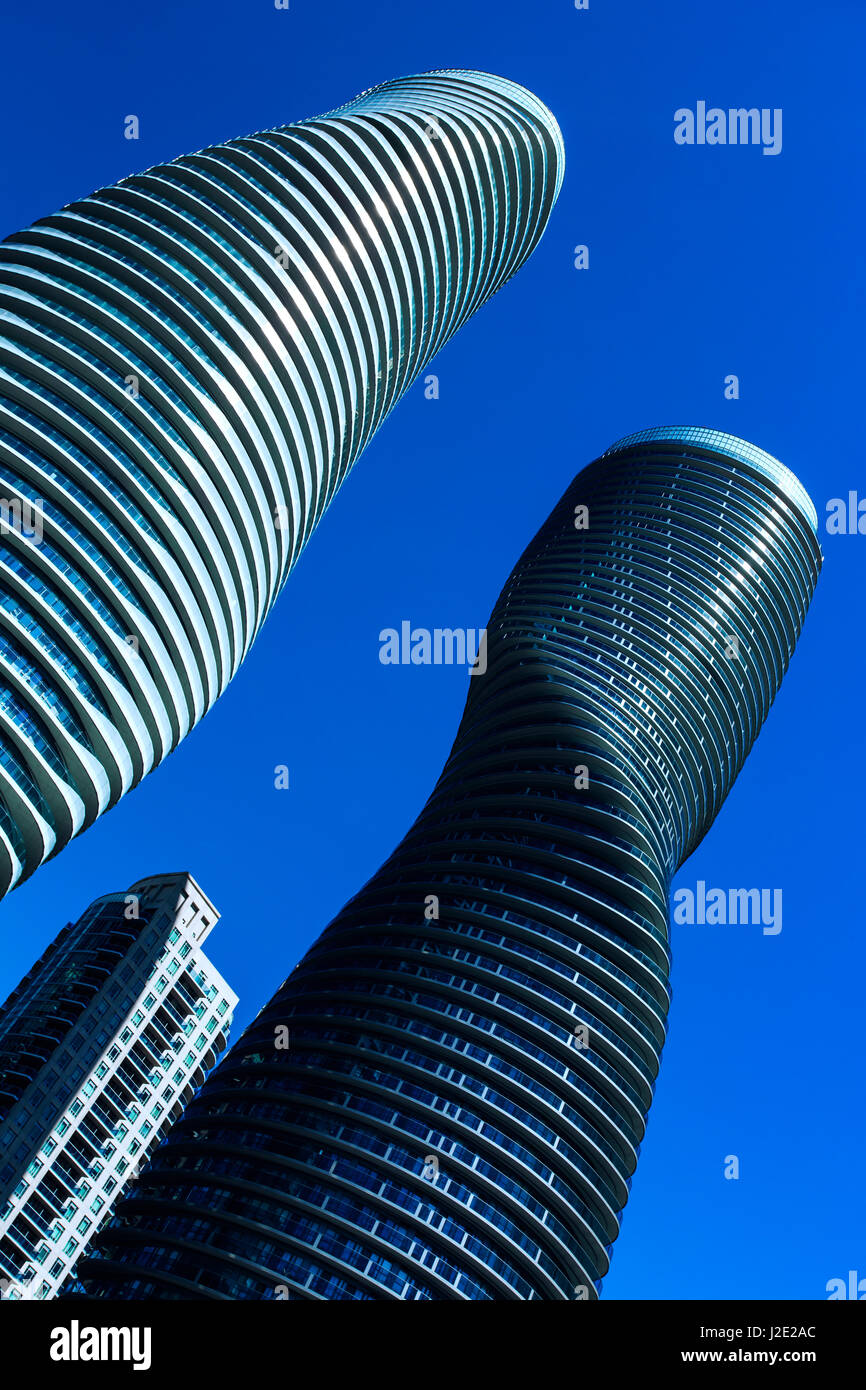 Condominium absolue ; Towers 4 & 5 (les tours de Marilyn Monroe) Mississauga, région de Peel, Ontario, Banque D'Images