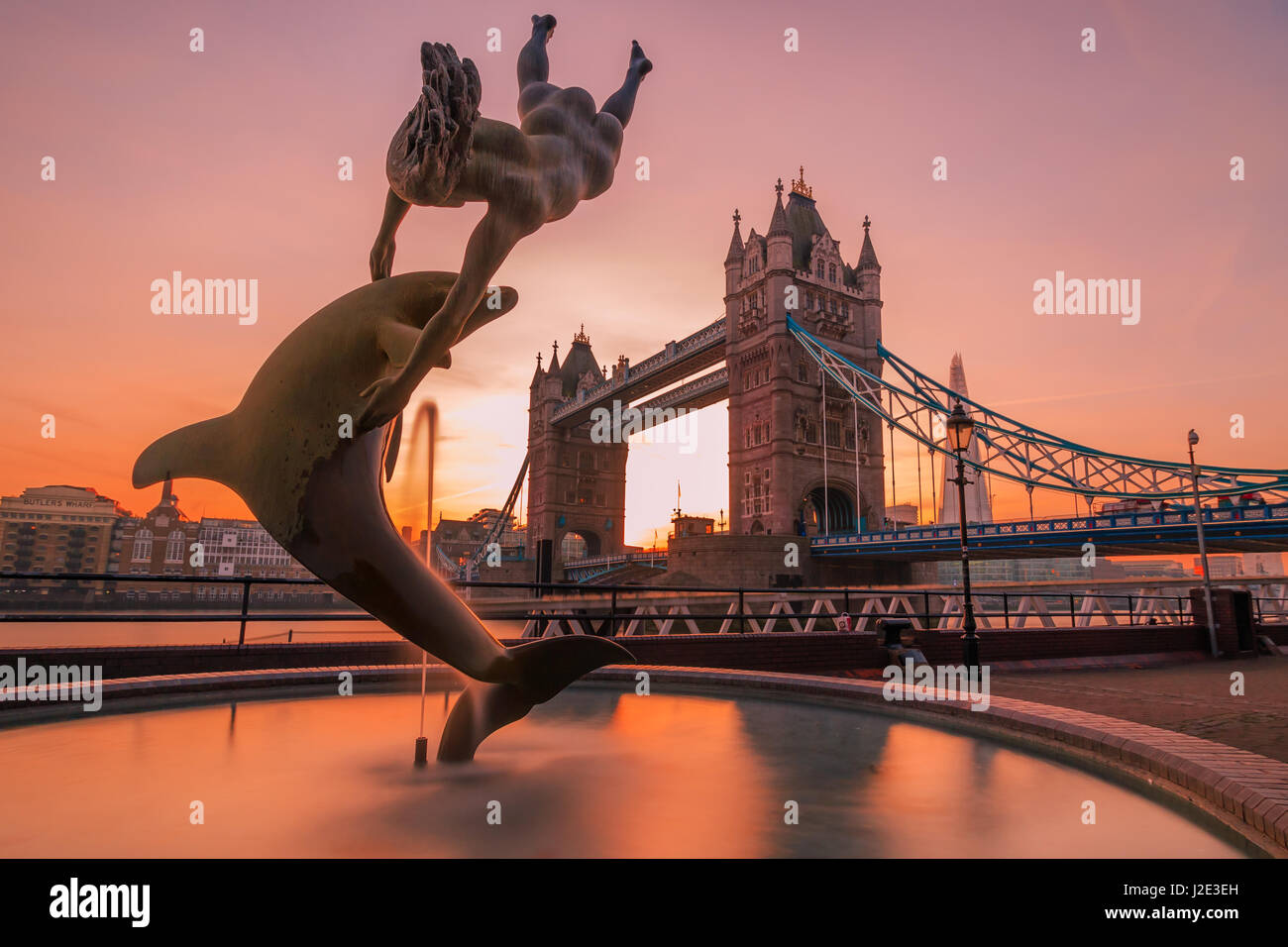 Photo de fille avec un dauphin (1973), une sculpture de la London Tower Bridge par David Wynne. Banque D'Images