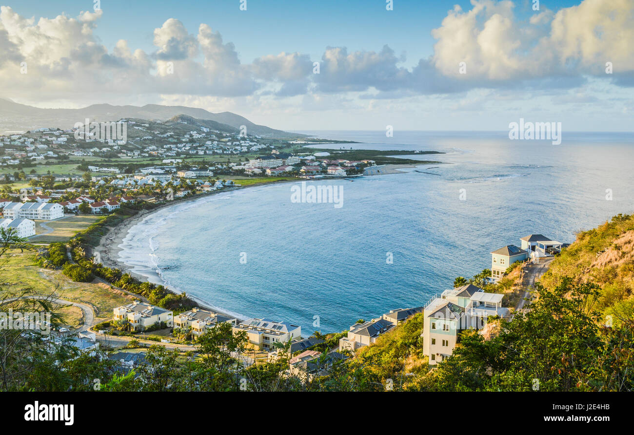 Regarder une baie de touristique jusqu'au-dessus d'une montagne à St-Kitts, Nevis. Banque D'Images