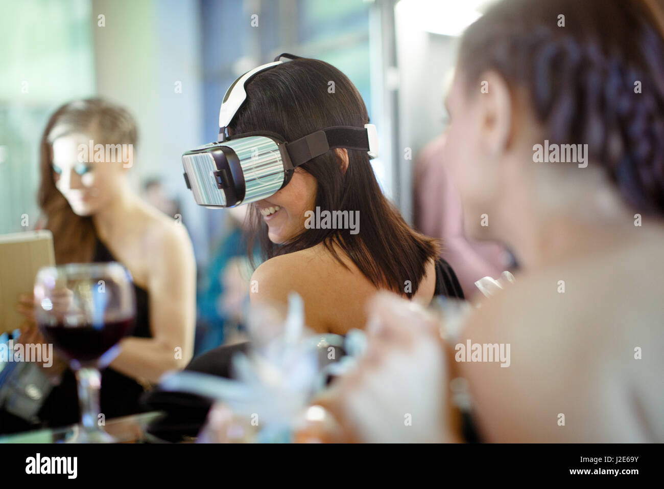 Femme portant des lunettes de réalité virtuelle Banque D'Images