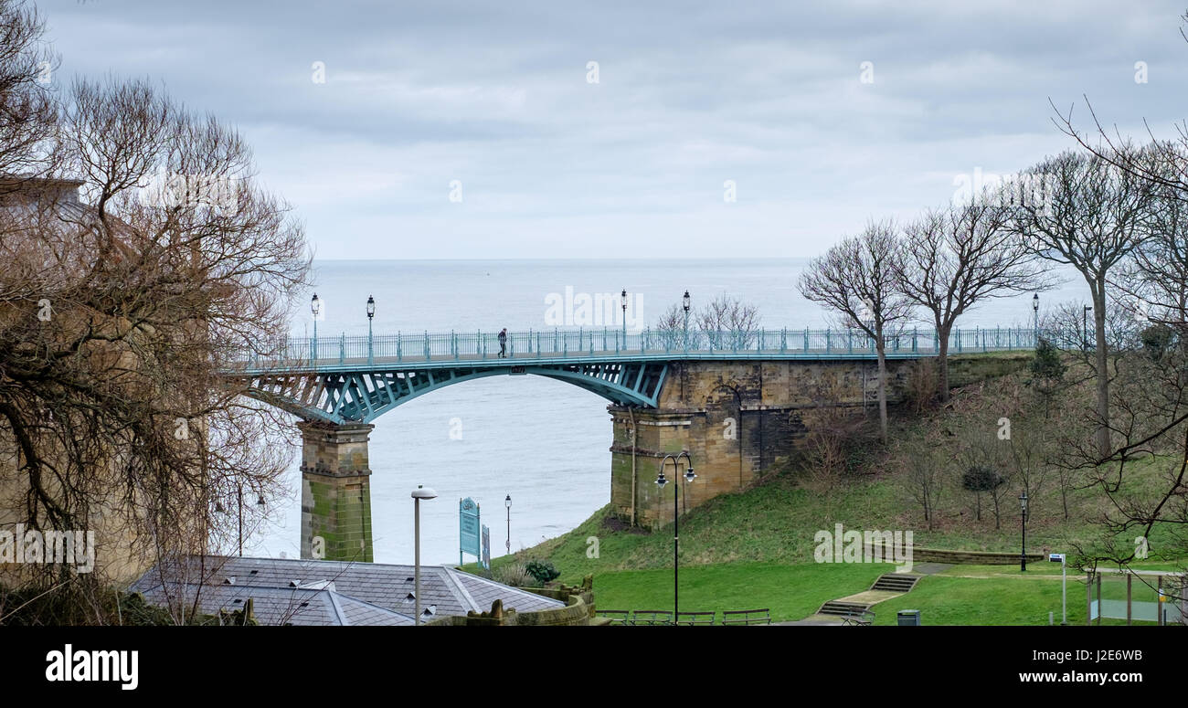 Un exemple rare d'un span cast-iron bridge. Pont Spa est situé près du Grand Hotel à Scarborough et, construit comme un pont routier, est maintenant limite Banque D'Images