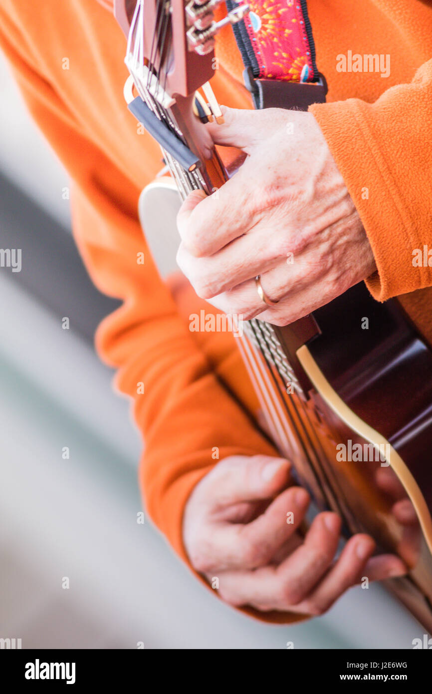 Jouer et gratter la guitare électrique belle luth (oud) close up Photo  Stock - Alamy