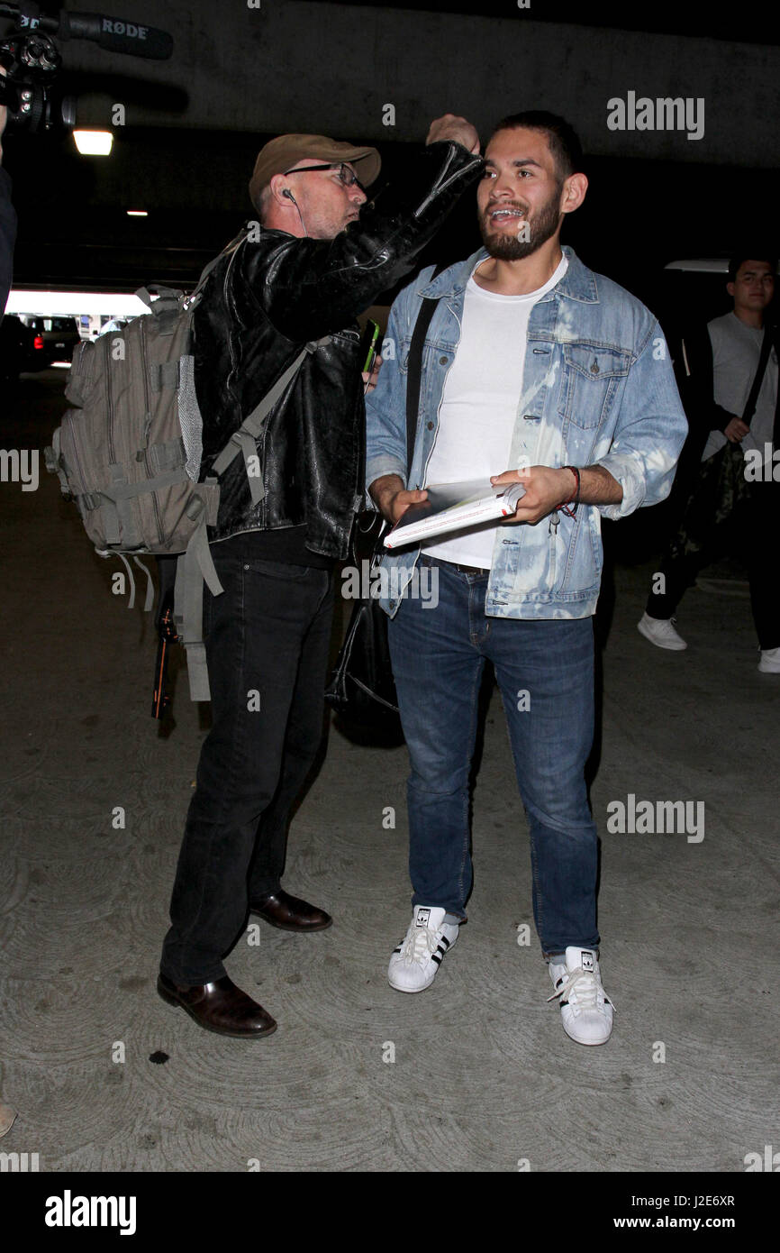Michael Rooker signature fan's head après son arrivée à l'Aéroport International de Los Angeles à Los Angeles, Californie. Avec : Michael Rooker Où : Los Angeles, California, United States Quand : 28 Mars 2017 Banque D'Images