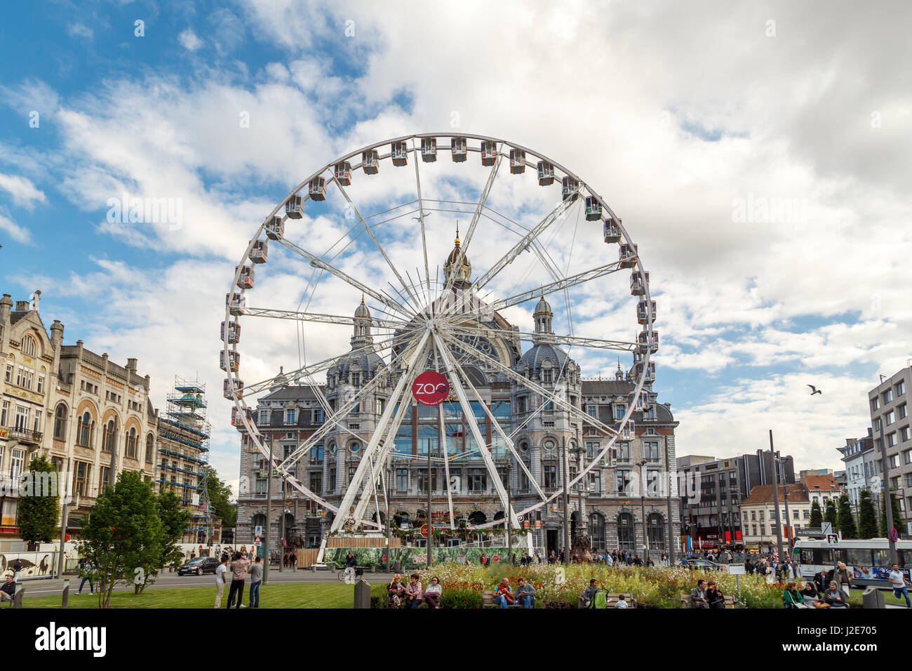 Anvers, Belgique - le 5 juillet 2016 : vue extérieure de la Gare Centrale d'Anvers avec grande roue. Anvers est la capitale de la région o Banque D'Images