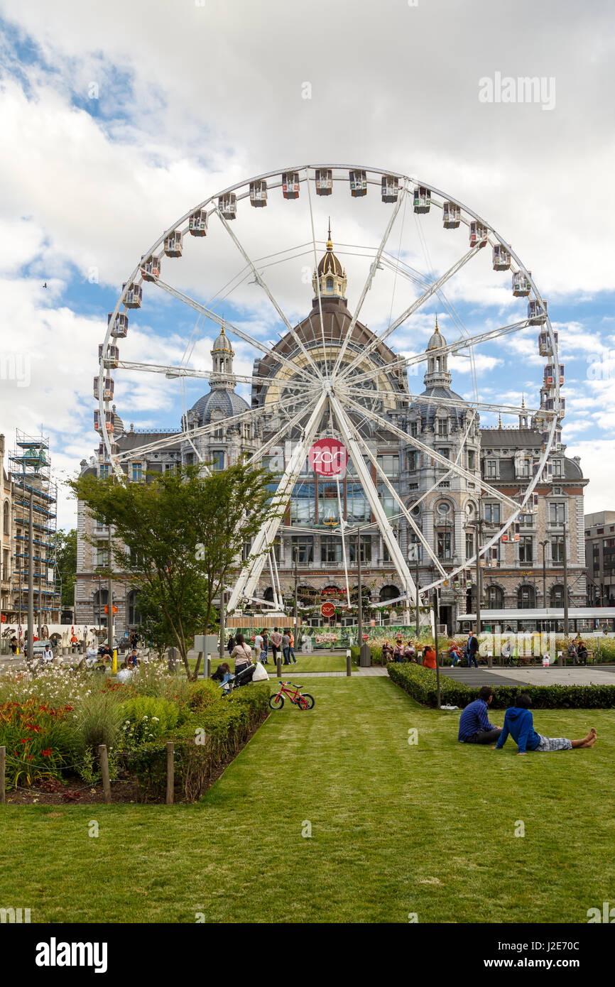 Anvers, Belgique - le 5 juillet 2016 : vue extérieure de la Gare Centrale d'Anvers avec grande roue. Anvers est la capitale de la région o Banque D'Images