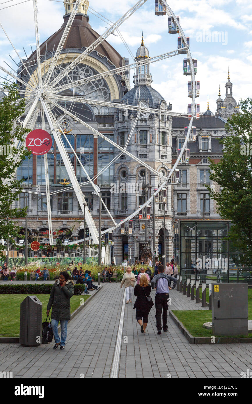 Anvers, Belgique - le 5 juillet 2016 : vue extérieure de la Gare Centrale d'Anvers avec grande roue. Anvers est la capitale de la région o Banque D'Images