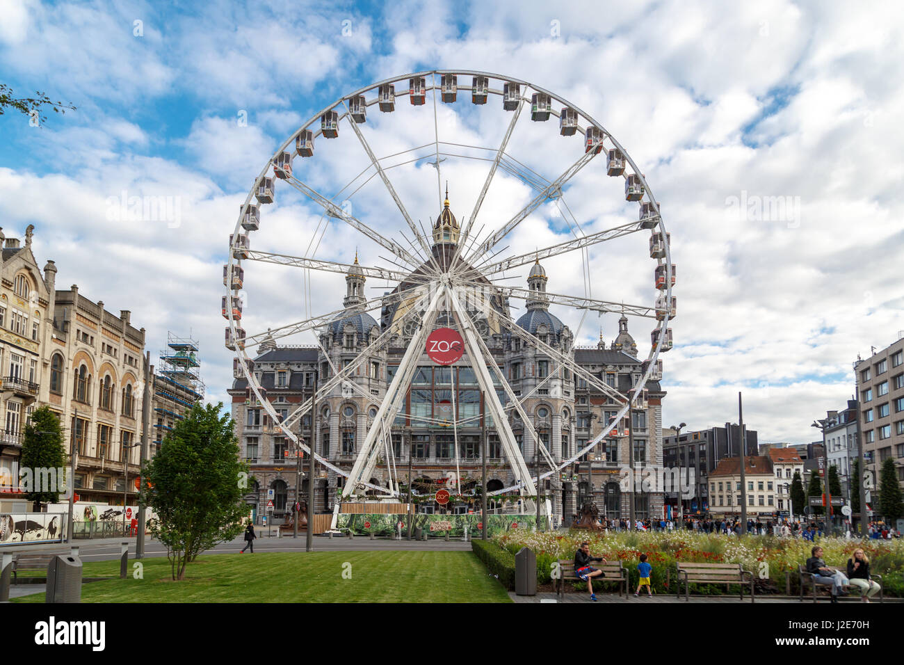 Anvers, Belgique - le 5 juillet 2016 : vue extérieure de la Gare Centrale d'Anvers avec grande roue. Anvers est la capitale de la région o Banque D'Images