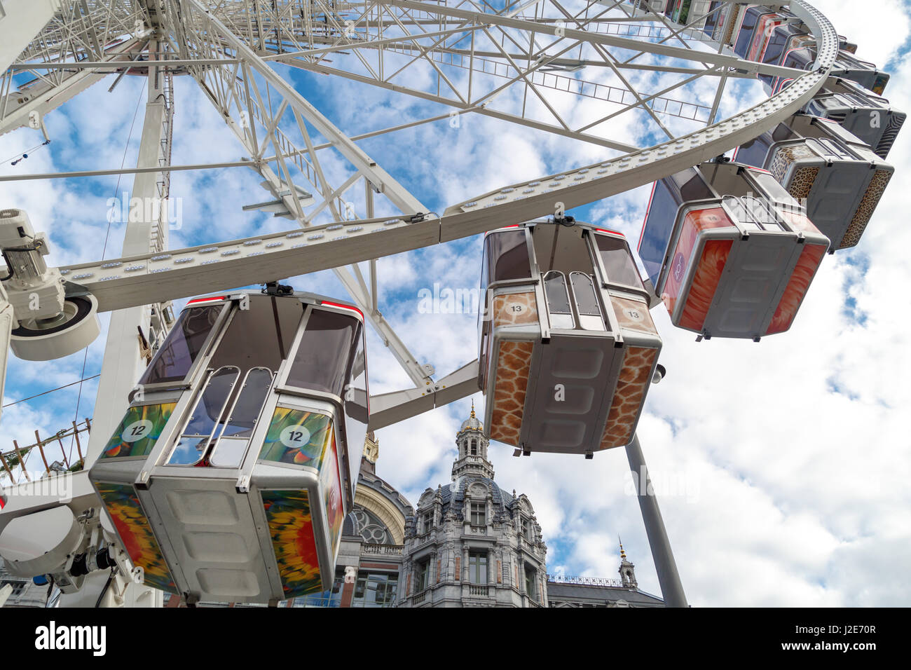 Anvers, Belgique - le 5 juillet 2016 : vue extérieure de la célèbre roue en face de la gare centrale d'Anvers. Banque D'Images