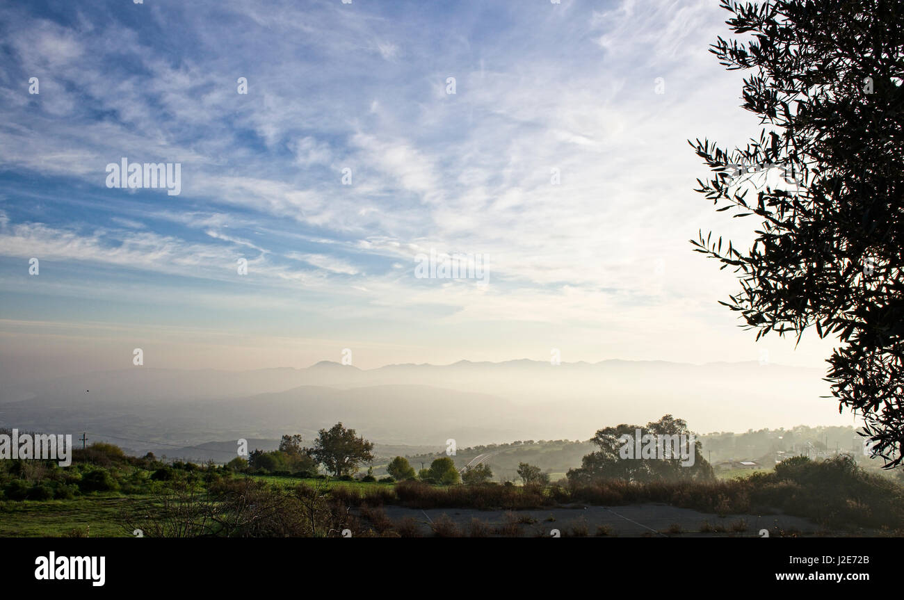 Misty la lumière avec les montagnes Troodos dans la nuit, à Chypre. Banque D'Images