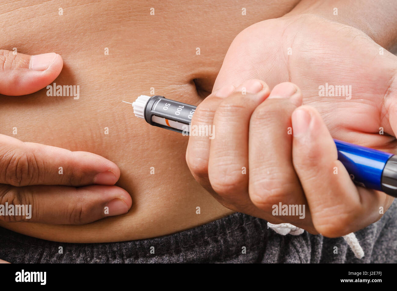 Les mains de l'homme faire l'injection par seringue ou stylo à insuline. Banque D'Images
