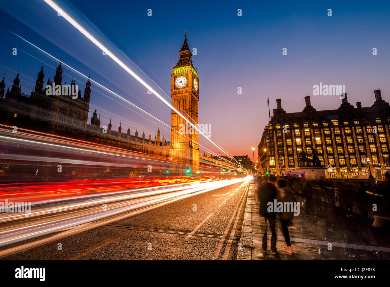 Des sentiers de lumière en face de Big Ben, crépuscule, lumière du soir et le coucher du soleil, les chambres du Parlement, Westminster Bridge, City of Westminster Banque D'Images