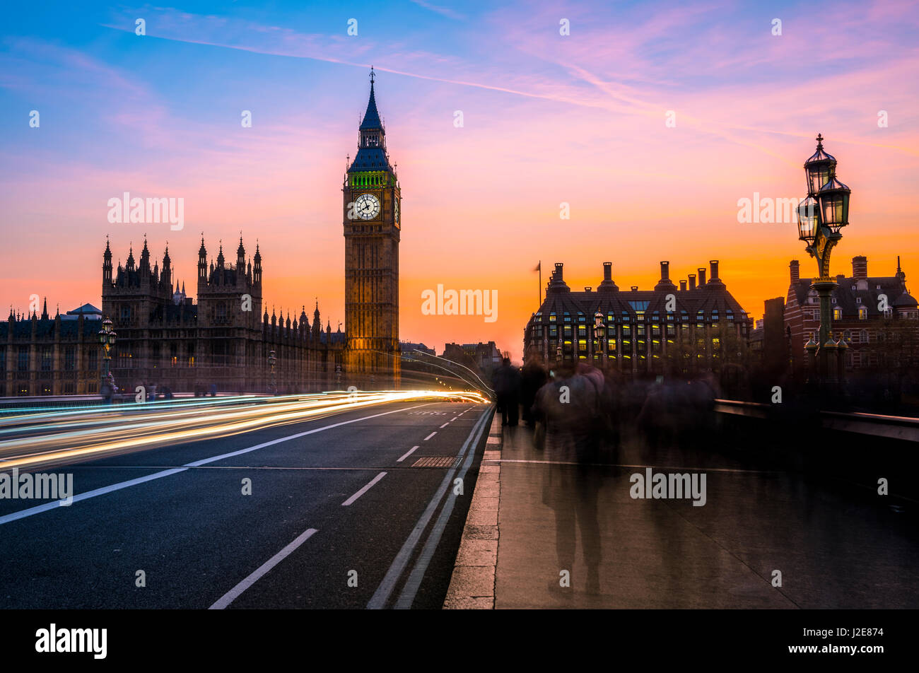 Des sentiers de lumière en face de Big Ben, crépuscule, lumière du soir et le coucher du soleil, les chambres du Parlement, Westminster Bridge, City of Westminster Banque D'Images