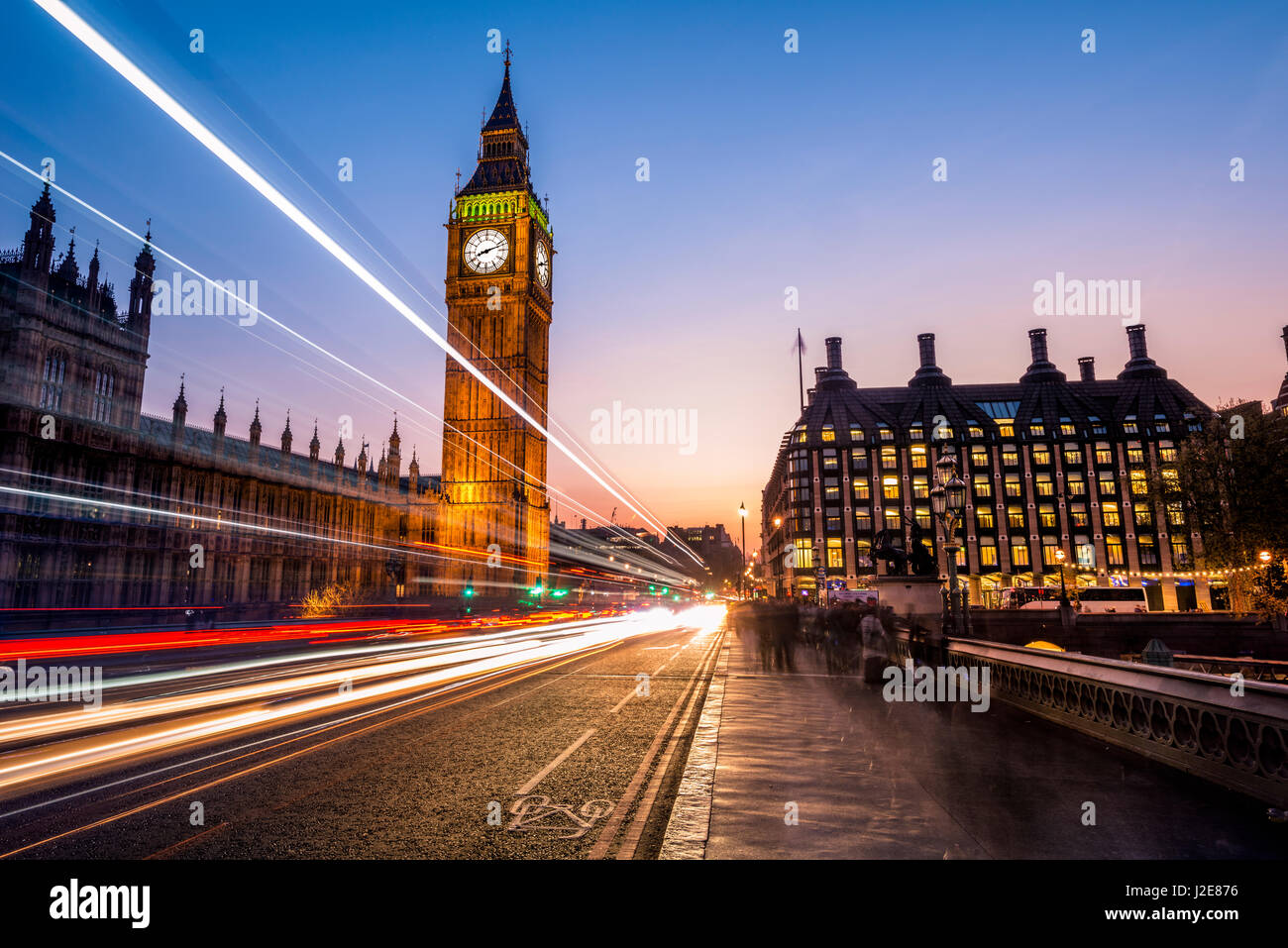 Des sentiers de lumière en face de Big Ben, crépuscule, lumière du soir et le coucher du soleil, les chambres du Parlement, Westminster Bridge, City of Westminster Banque D'Images