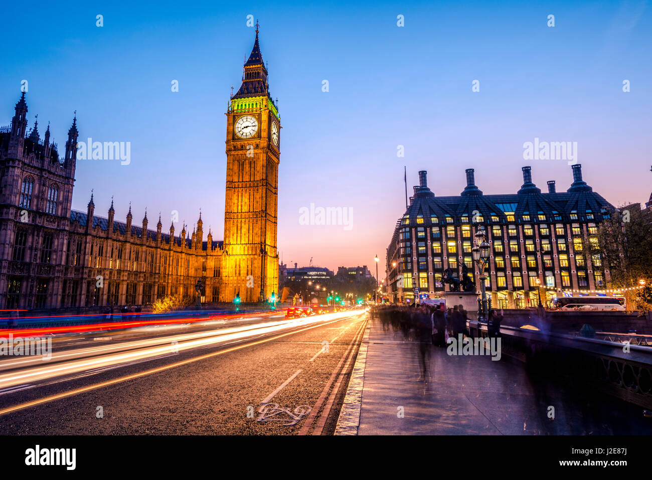 Des sentiers de lumière en face de Big Ben, crépuscule, lumière du soir et le coucher du soleil, les chambres du Parlement, Westminster Bridge, City of Westminster Banque D'Images