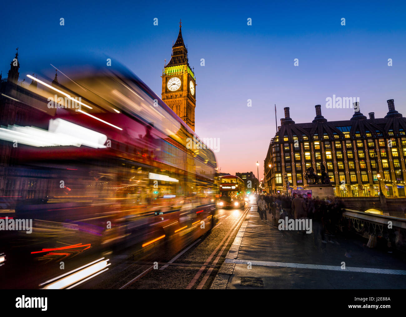 Bus à impériale rouge en face de Big Ben, crépuscule, lumière du soir et le coucher du soleil, les chambres du Parlement, Westminster Bridge Banque D'Images