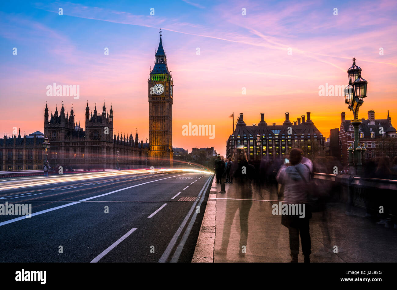 Des sentiers de lumière en face de Big Ben, crépuscule, lumière du soir et le coucher du soleil, les chambres du Parlement, Westminster Bridge, City of Westminster Banque D'Images