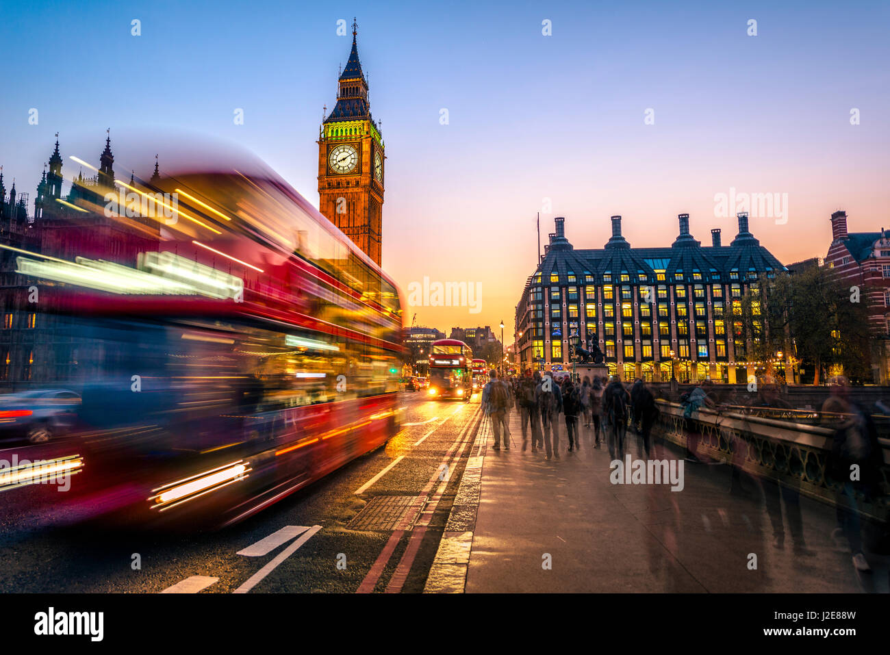 Bus à impériale rouge en face de Big Ben, crépuscule, lumière du soir et le coucher du soleil, les chambres du Parlement, Westminster Bridge Banque D'Images