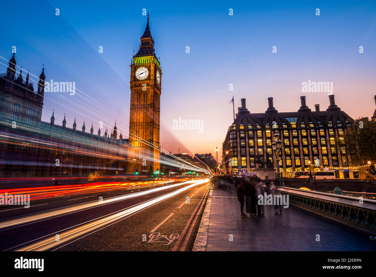 Des sentiers de lumière en face de Big Ben, crépuscule, lumière du soir et le coucher du soleil, les chambres du Parlement, Westminster Bridge, City of Westminster Banque D'Images