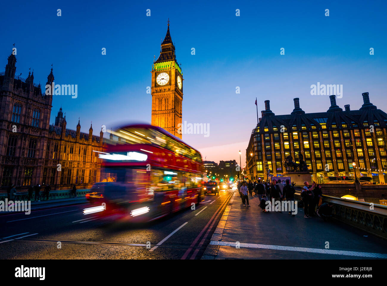Bus à impériale rouge en face de Big Ben, crépuscule, lumière du soir et le coucher du soleil, les chambres du Parlement, Westminster Bridge Banque D'Images