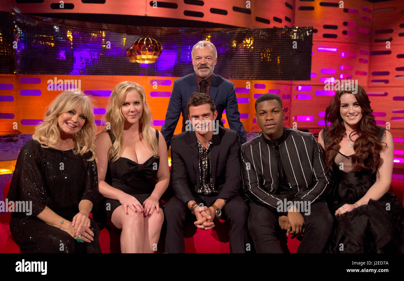 Graham Norton avec l'hôte (assis, de gauche à droite) Goldie Hawn, Amy Schumer, Orlando Bloom, John Boyega et Lucie Jones pendant le tournage de The Graham Norton Show à la London Studios, à être diffusé sur BBC One le vendredi. Banque D'Images