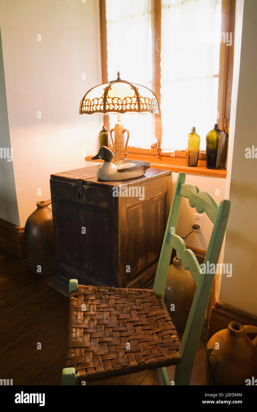 En bois anciens ancien président assis à côté de la poitrine petite table à l'intérieur un vieux cottage en pierre 1785 accueil résidentiel style Banque D'Images