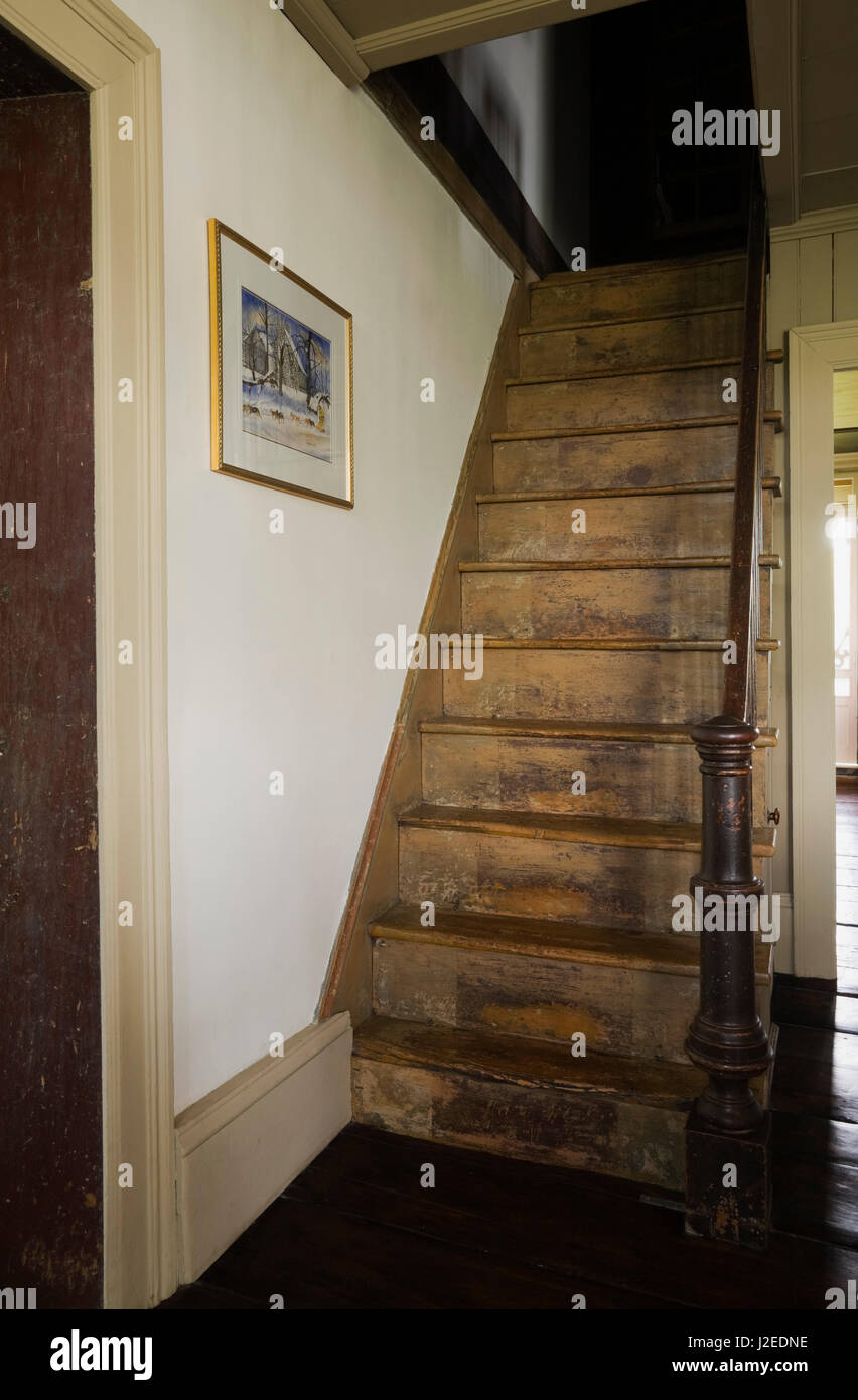 Escalier en bois ancien original en cuisine et salle à manger menant à l'étage sol à l'intérieur d'une vieille maison en pierre de 1785 accueil résidentiel style Banque D'Images