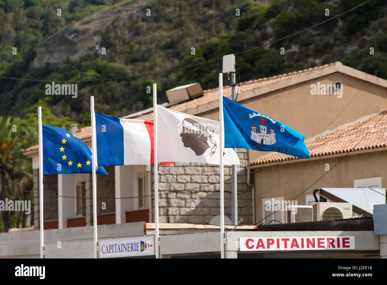 Europe, France, Corse Drapeaux de l'Union européenne, France, Corse, Bonifacio survoler Marina Bureau Banque D'Images