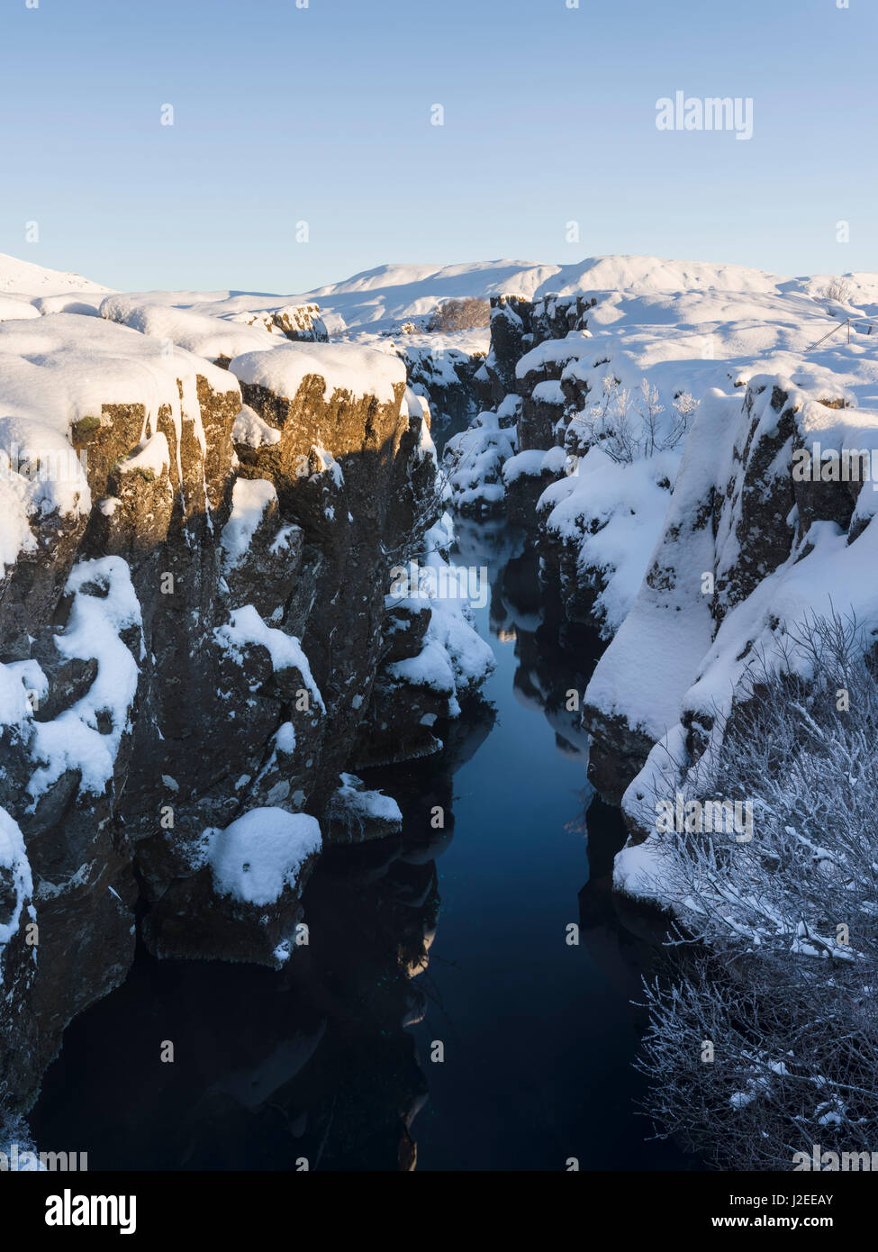 Flosagja une ligne de faille tectonique dans le Parc National de Thingvellir dans durant l'hiver dans la neige profonde. Thingvellir est inscrit comme site du patrimoine mondial de l'UNESCO. L'Islande Banque D'Images