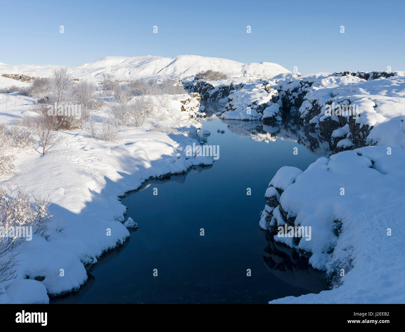 Flosagja une ligne de faille tectonique dans le Parc National de Thingvellir dans durant l'hiver dans la neige profonde. Thingvellir est inscrit comme site du patrimoine mondial de l'UNESCO. L'Islande Banque D'Images
