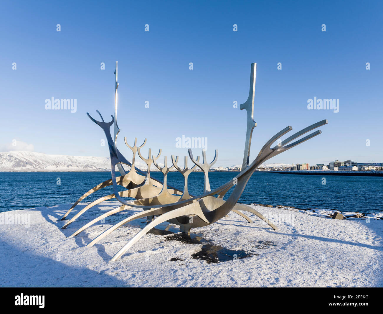 Solfar, un monument de Reykjavik. Solfar Icelandic pour Sun Voyager est une sculpture en acier inoxydable dans le port de Reykjavik créé par l'artiste Jon Gunnar Arnason. L'Islande Banque D'Images