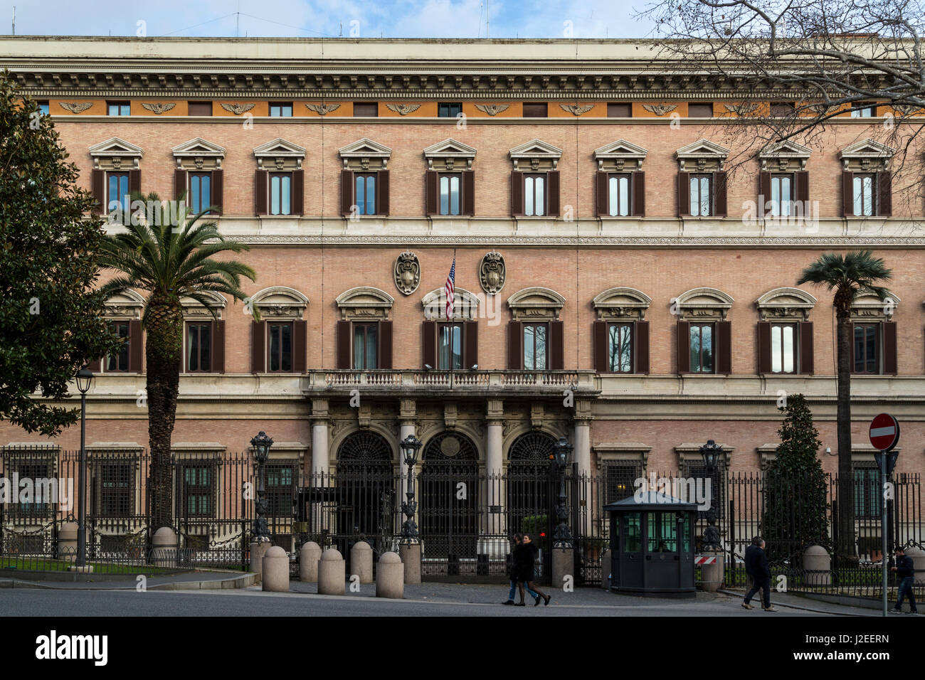 L'Italie, Rome. Les gens qui marchent en face de l'ambassade des États-Unis de gating. Banque D'Images